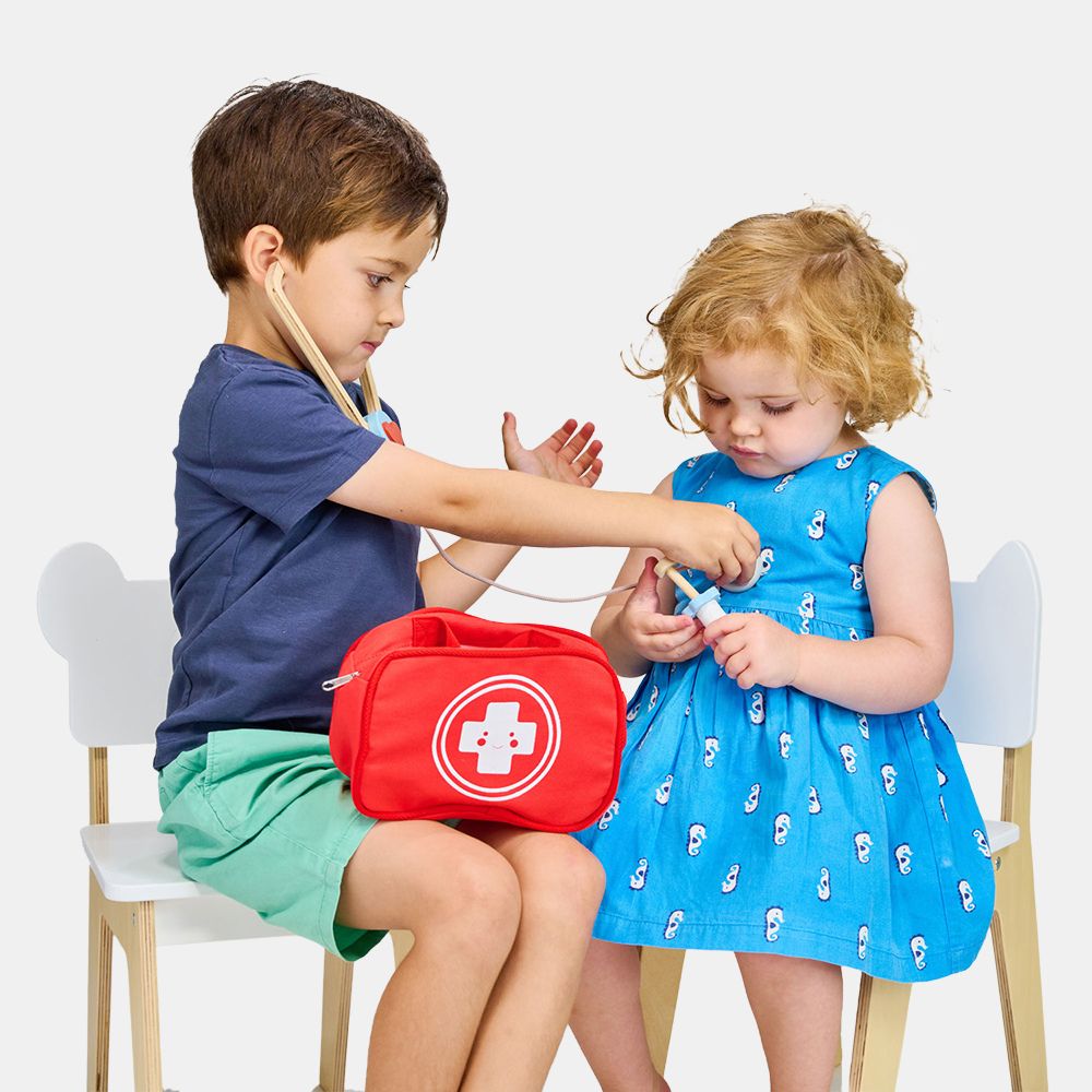 Børn leger med Mentari Lægetaske